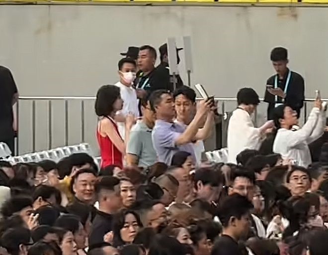 日前赵雅芝于成都演出，黄恺杰跟外传为新婚妻子的红衣女子齐齐现身。